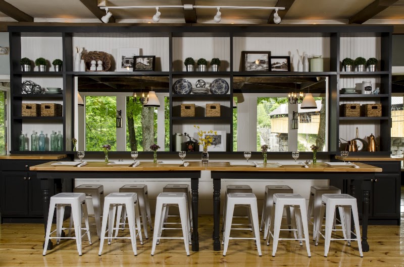 Covered Bridge Farm Table in Campton