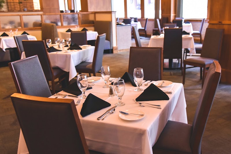Leo's Seafood Restaurant & Bar in Grand Rapids