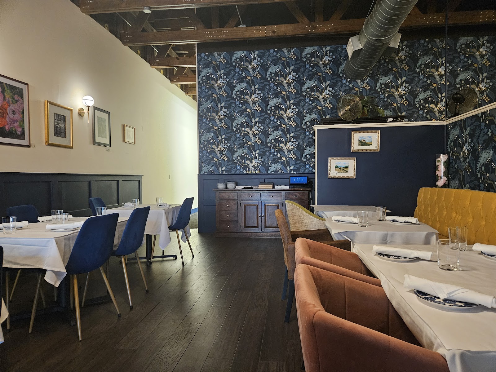 Bienvenue Restaurant in Rogers