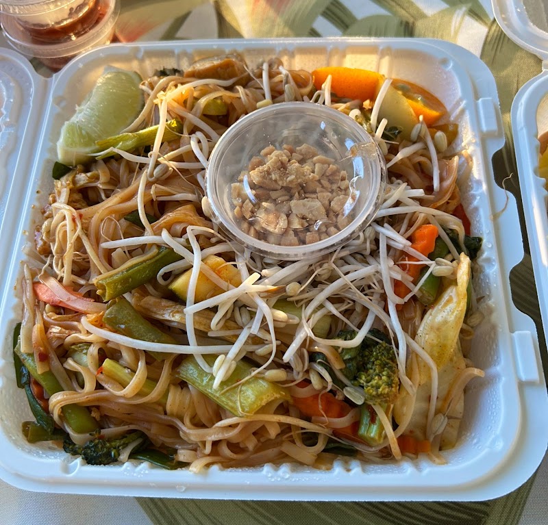 Food and interior photo 5 at Bee’s Phuket Thai in Kealakekua